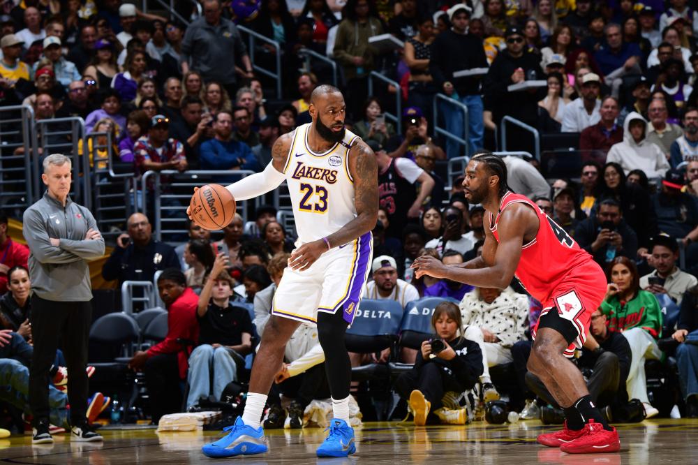 球员赛后把球衣送给癌症小球迷